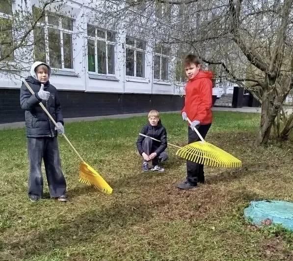 🌿Весна — время перемен и чистоты!  В нашей школе вовсю кипит  неделя весенних субботников! 🧹🍃  Ребят