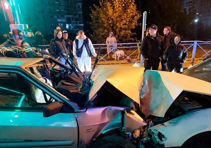 23-летний водитель ВАЗа пострадал в лобовом столкновении на улице Чистякова в Новосибирске