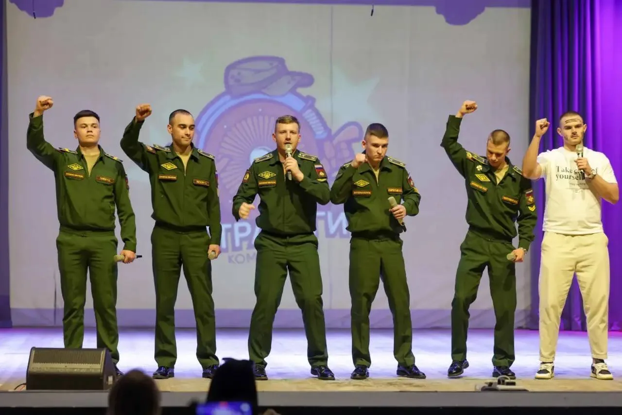 Шесть команд из Москвы и Подмосковья поборолись за выход в полуфинал Лиги КВН в Подольске  На сцене 