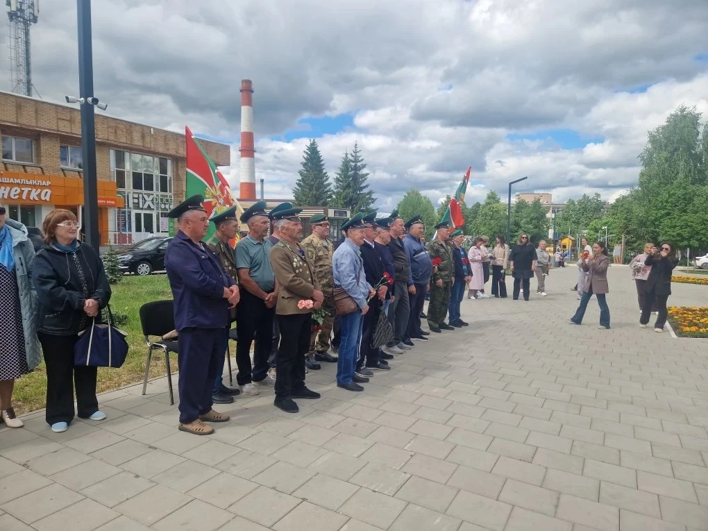В Менделеевске состоялся торжественный митинг, посвященный Дню пограничника. Ветераны, ...