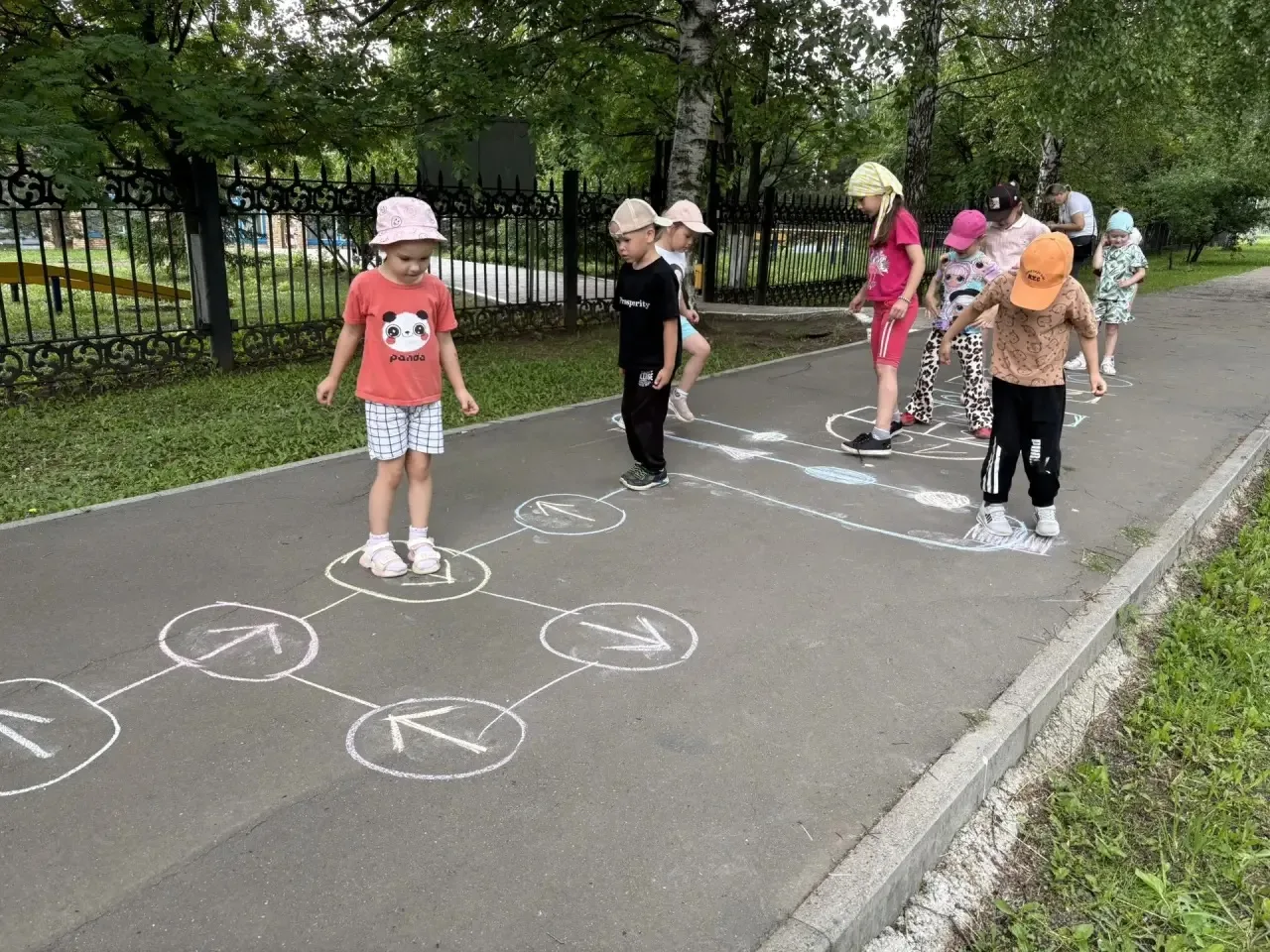 🌸Игры на асфальте🔆
Сегодня ребята , с энтузиазмом принимались за задания, нарисованные мелом.
Перв