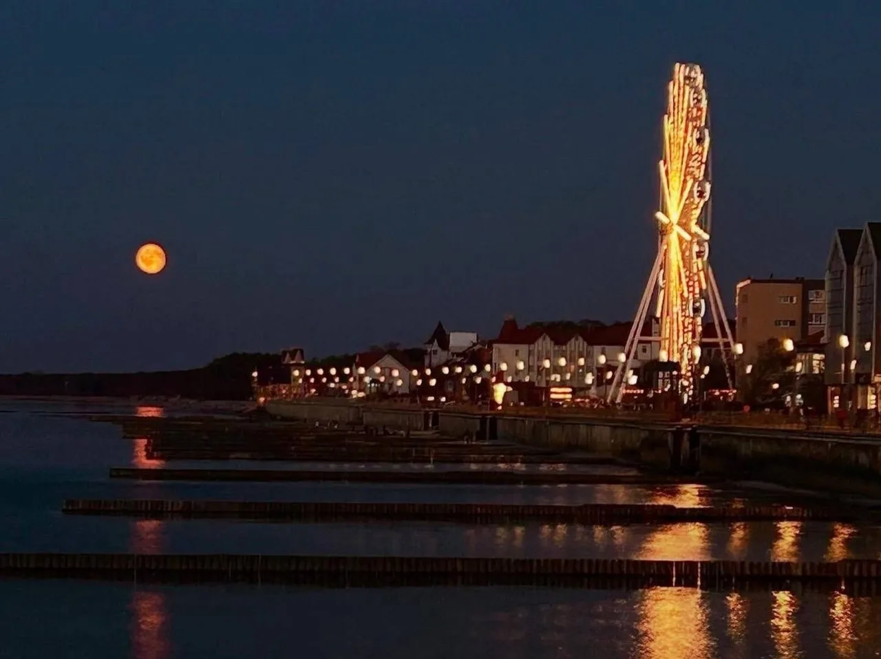 Луна особенно щедра на свет для Зеленоградска💔🌕