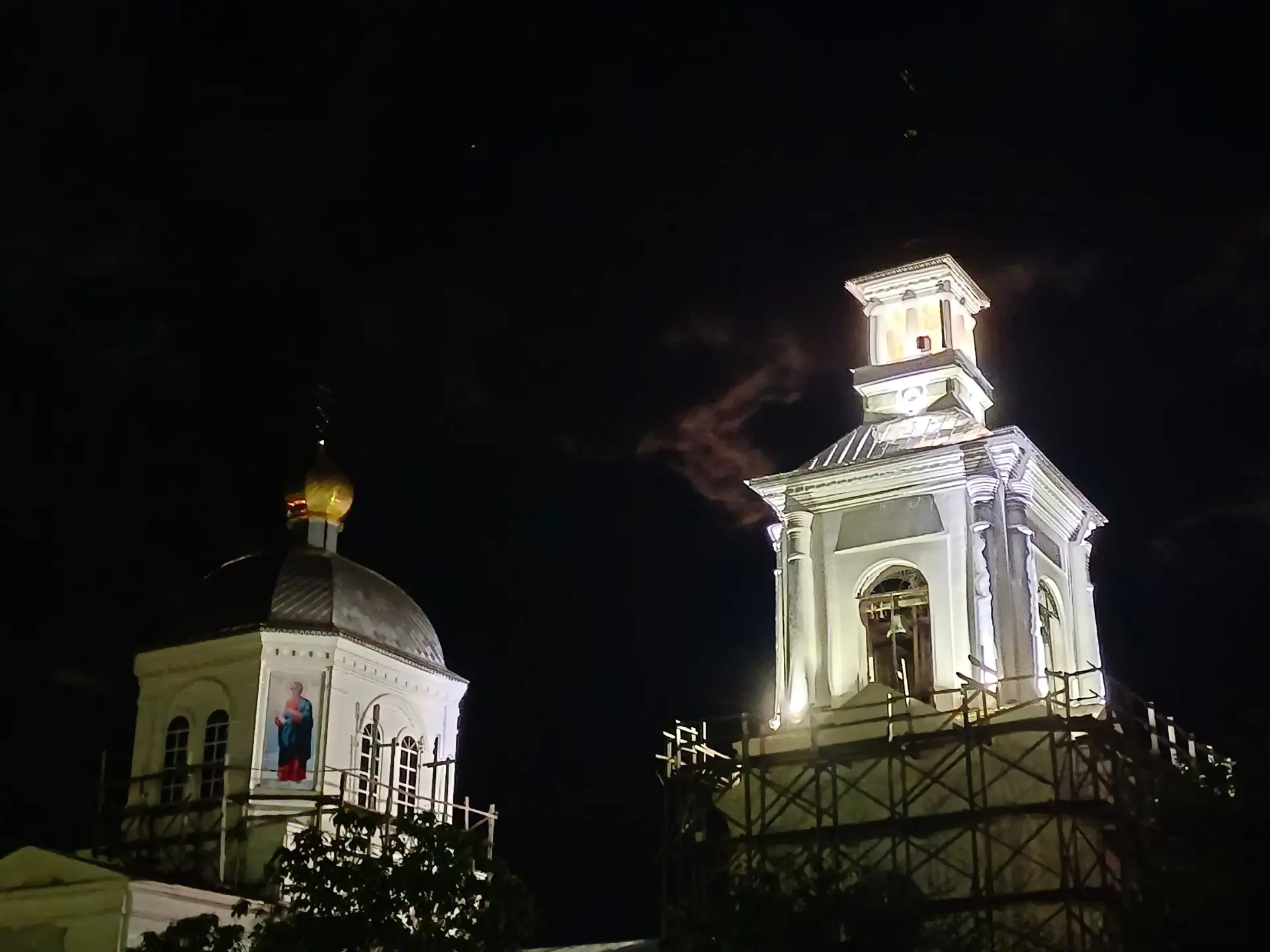 А вы видели, как теперь красиво подсвечивается в темноте храм Вознесения Господня?