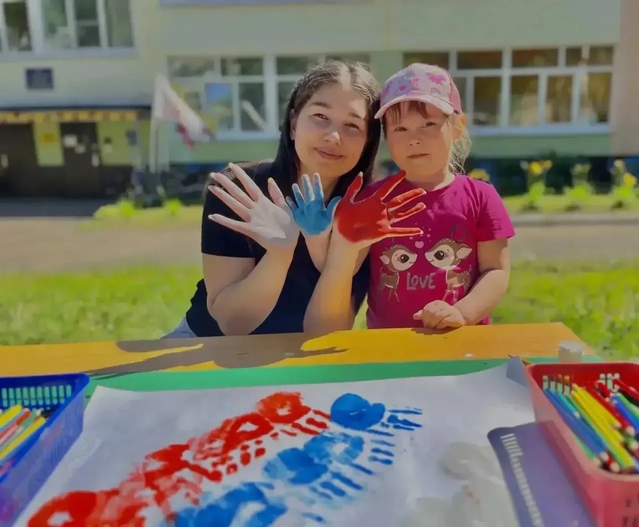 Россия — в каждой маленькой ладошке! 🇷🇺

Вчера в детских садах Чебоксар было особенно трогательно.