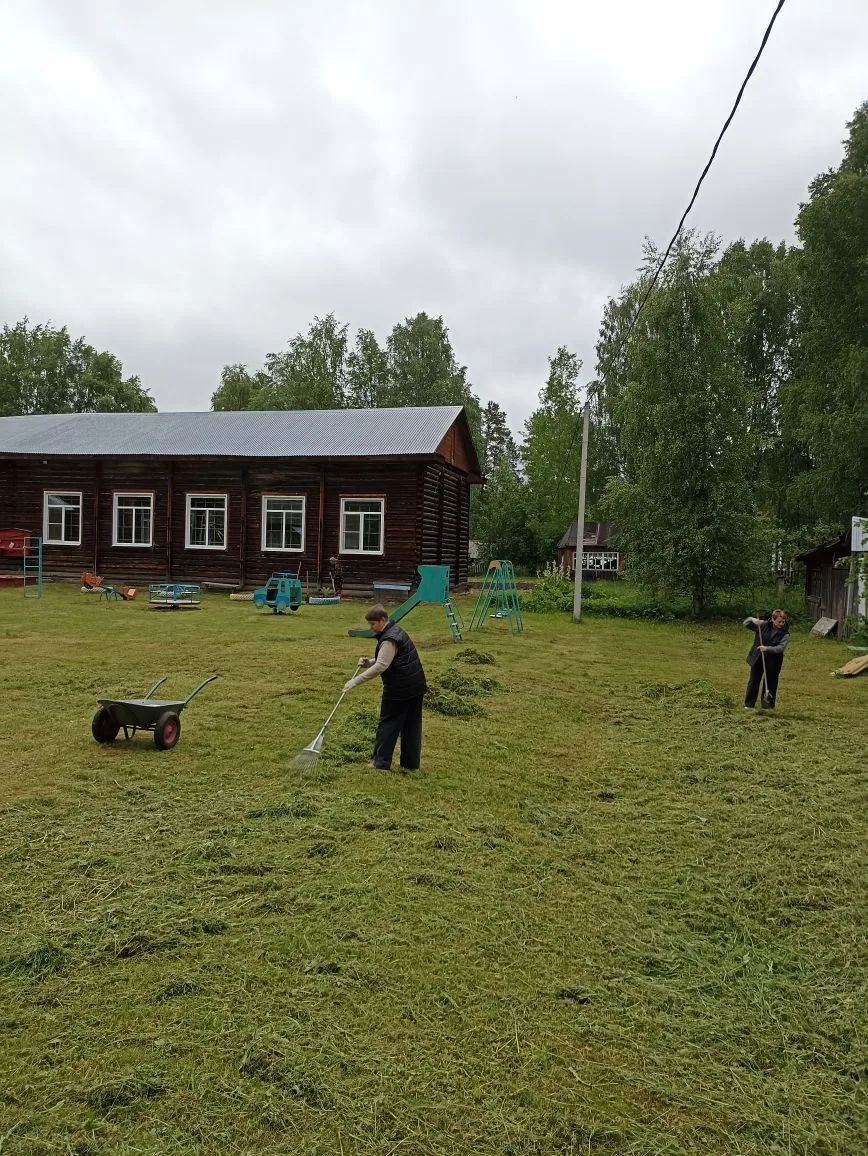 Педагоги и работники школы скосили траву и провели уборку скошенной травы на всей терри...