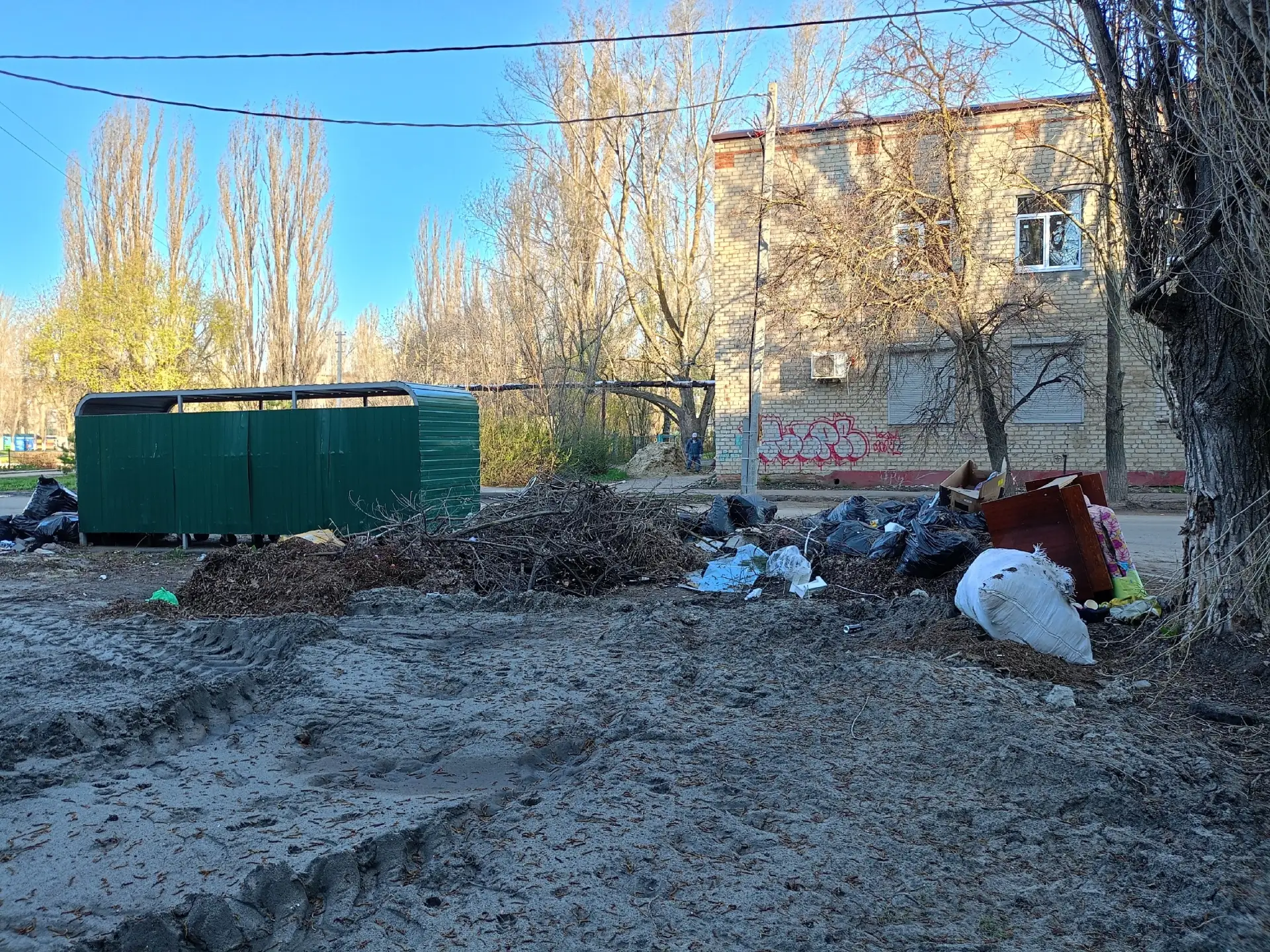 Несанкционированная свалка возле жилого дома по улице 50 лет ВЛКСМ 17 и возле 3 школы и...