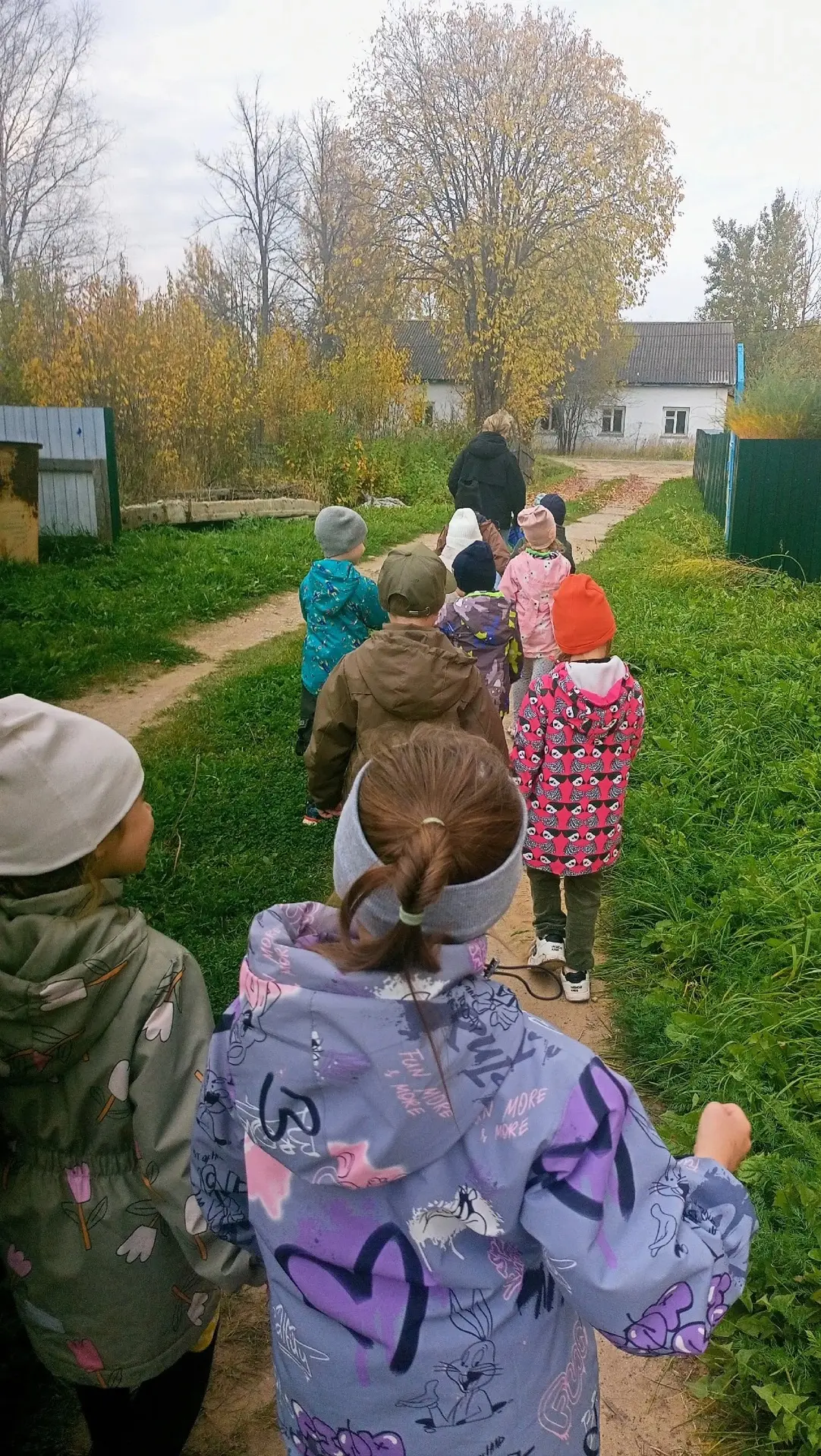 Воспитатели старше - подготовительной и средней группы  провели для своих детей целевую...
