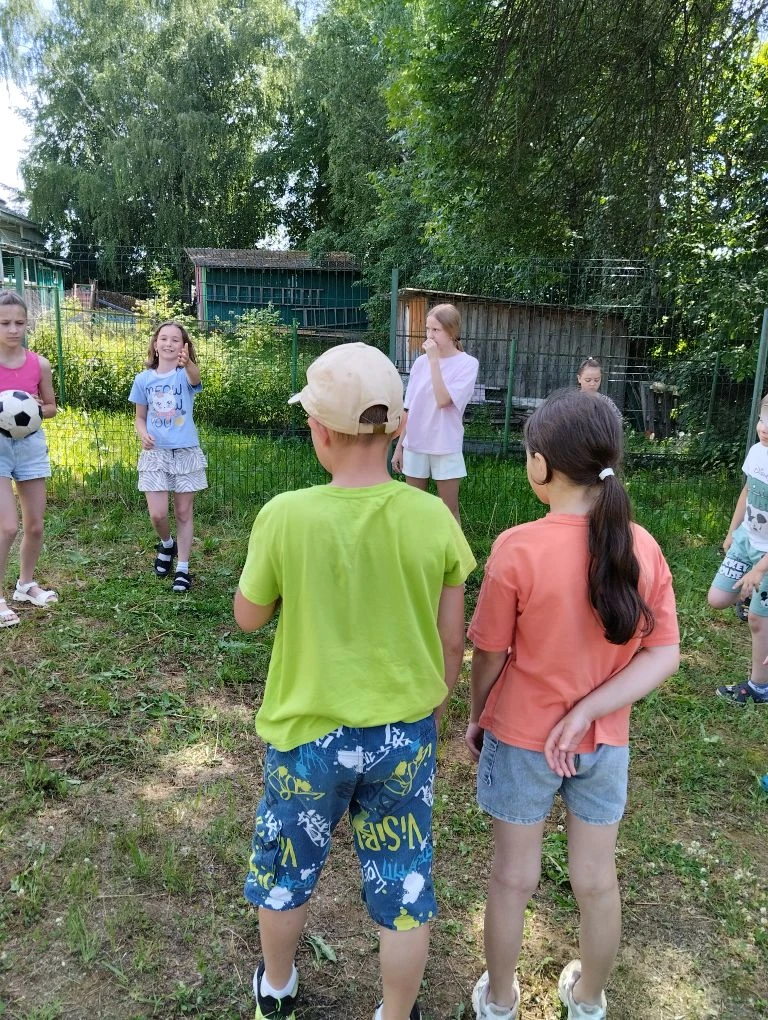 В разновозрастном отряде день начался как обычно с зарядки.
 Провели мастер-класс по изготовлению об