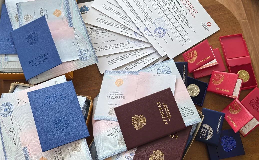 Дорогие наши выпускники! От всей души поздравляем вас с вручением аттестатов!
✨Аттестат — это не про