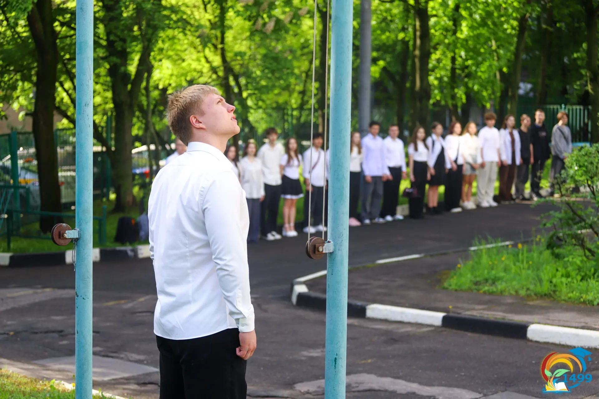 🎓Для наших 11-классников эта торжественная линейка стала одной из последних в школьной жизни…  Совсе