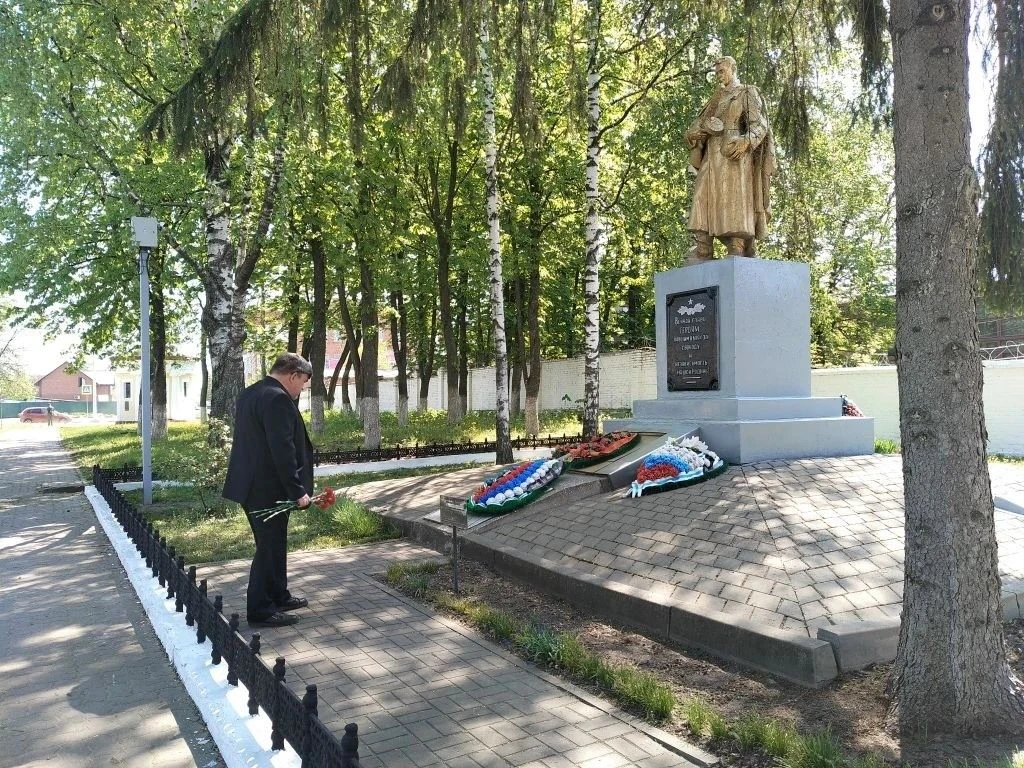 В преддверии Дня Победы — минута молчания и цветы у памятника…