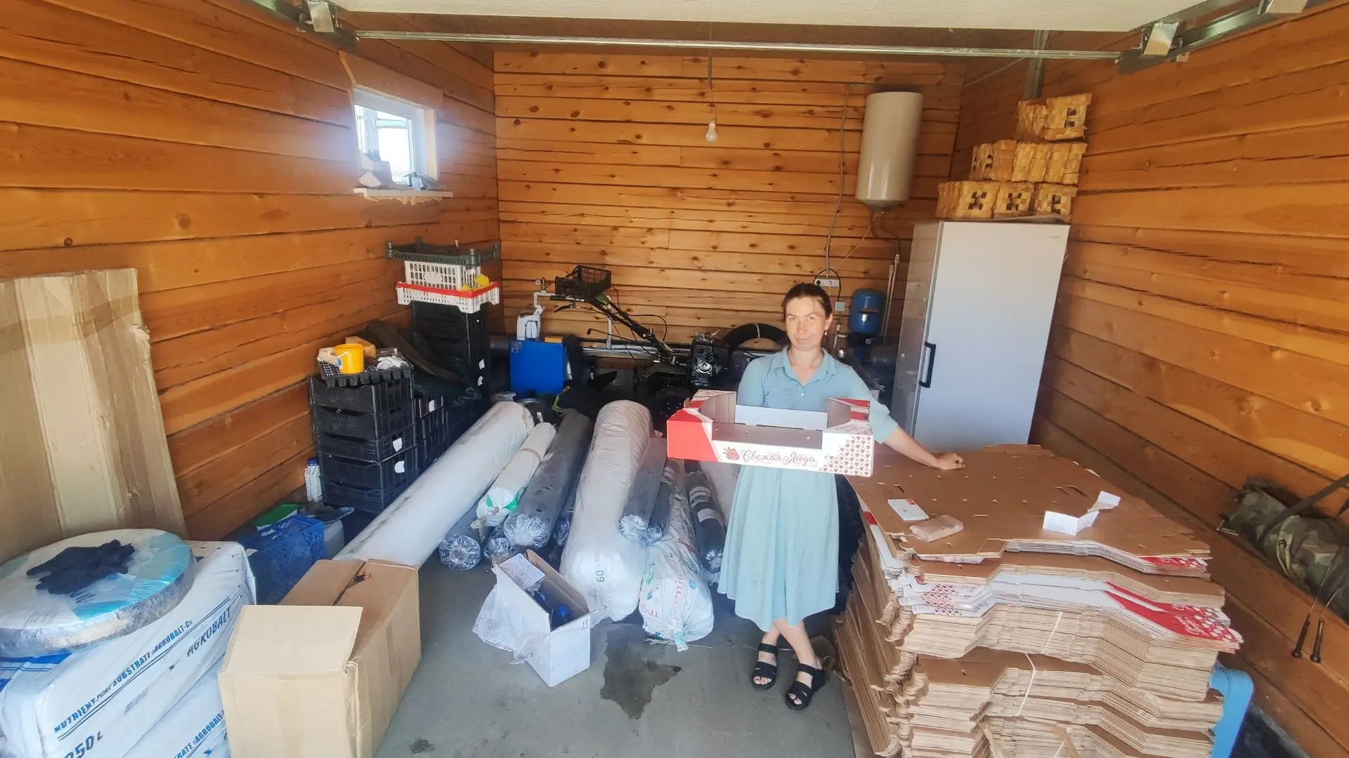 Урааа, приехал наш долгожданный груз. Теперь все материалы для теплиц есть 👍

И приехали коробочки 