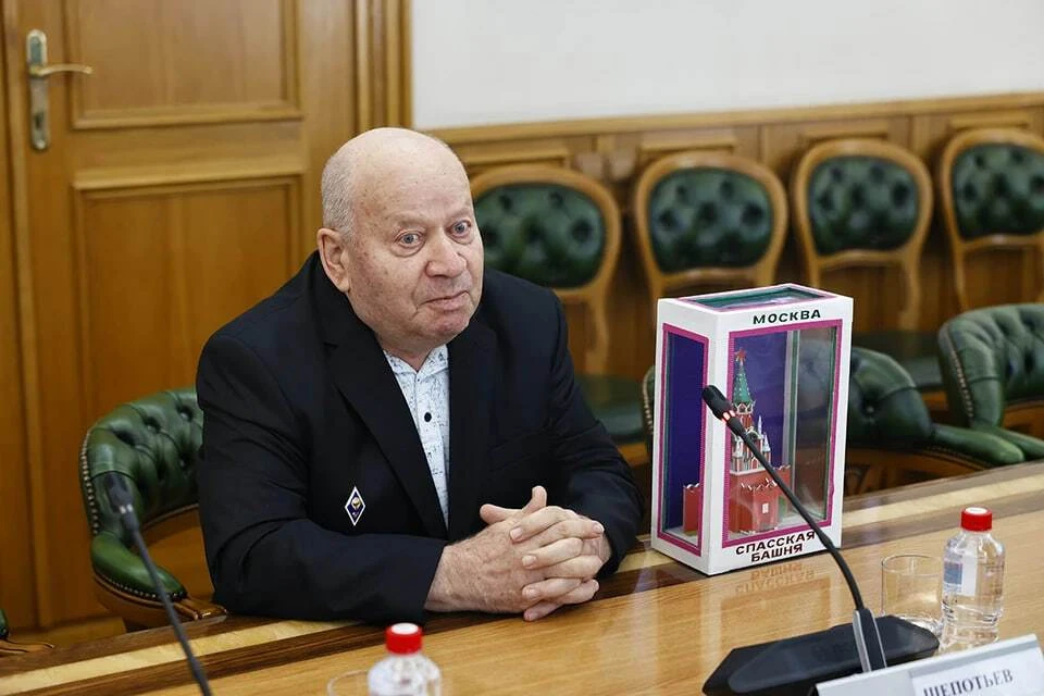 ✂️ Пенсионер из Светлого больше 40 лет клеит из бумаги знаменитые здания