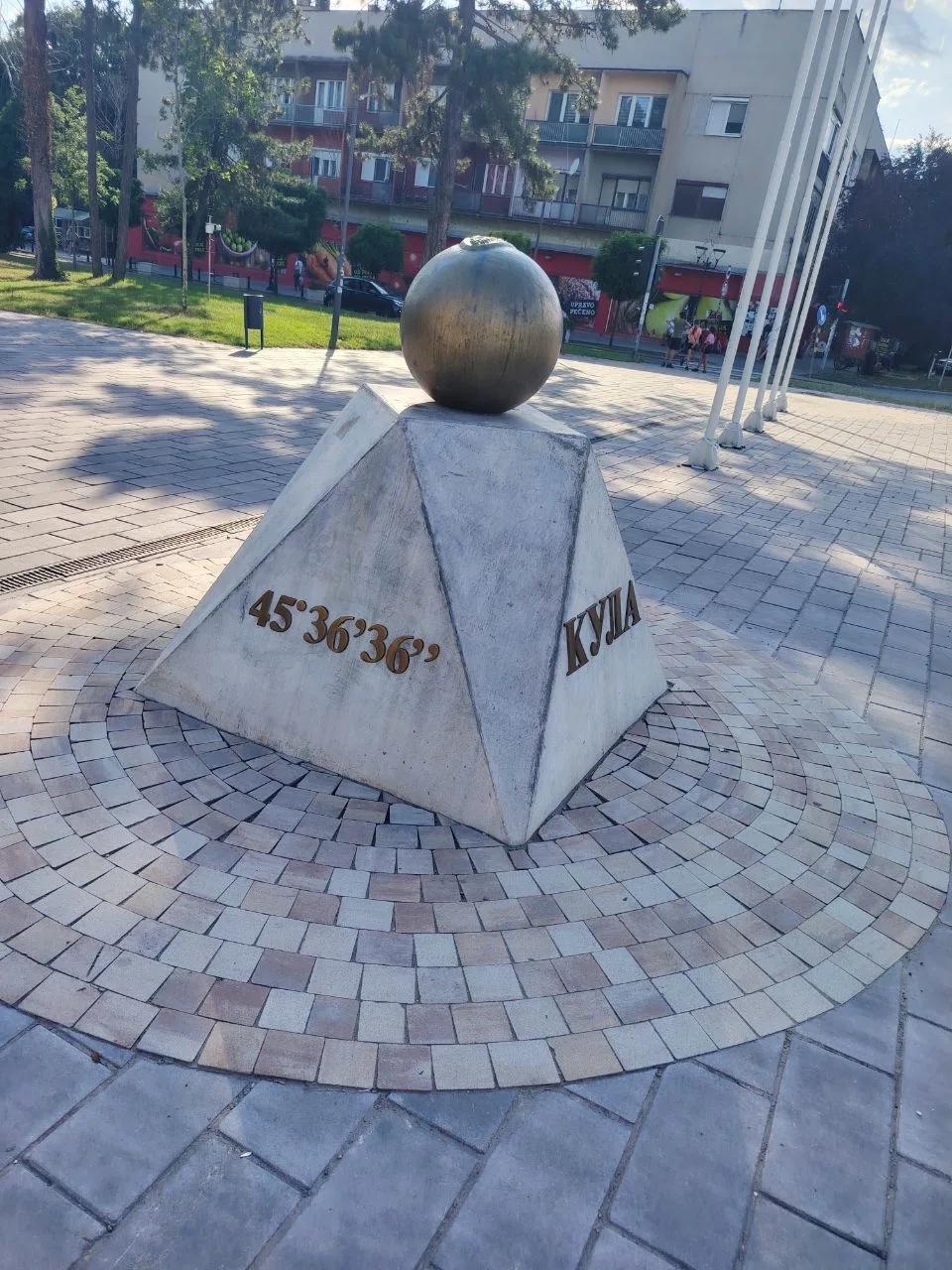 Удивило, что в 7:00 утра здесь полно народу в кафе и вовсю кипит жизнь. А днем, когда ш...