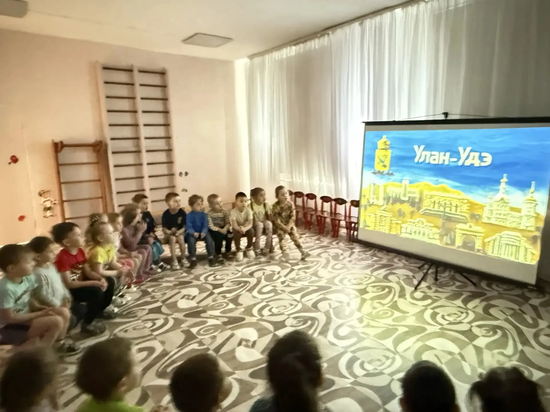 В целях патриотического воспитания для детей средней группы организовали просмотр позна...