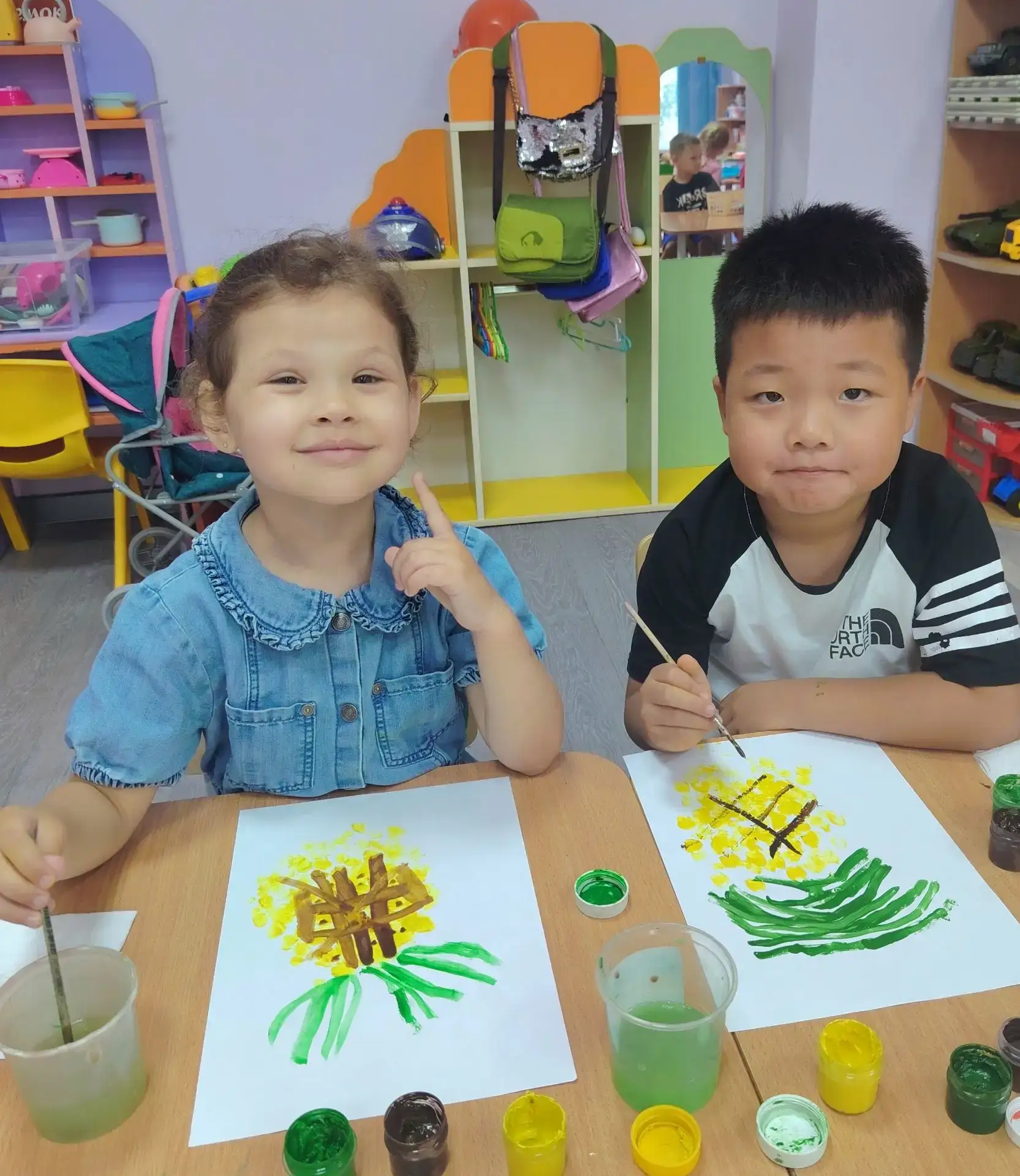 Дождик — не повод для грусти! 🍍☔️
За окном льёт как из ведра, а у нас  в группе настоящее тропическ
