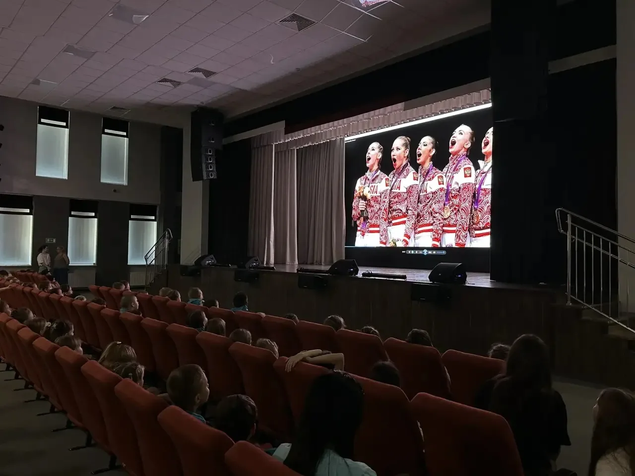 В лагере «Разноцветные ладошки» прошёл показ фильма ко Дню России 🇷🇺🎬

Ребята посмотрели познават