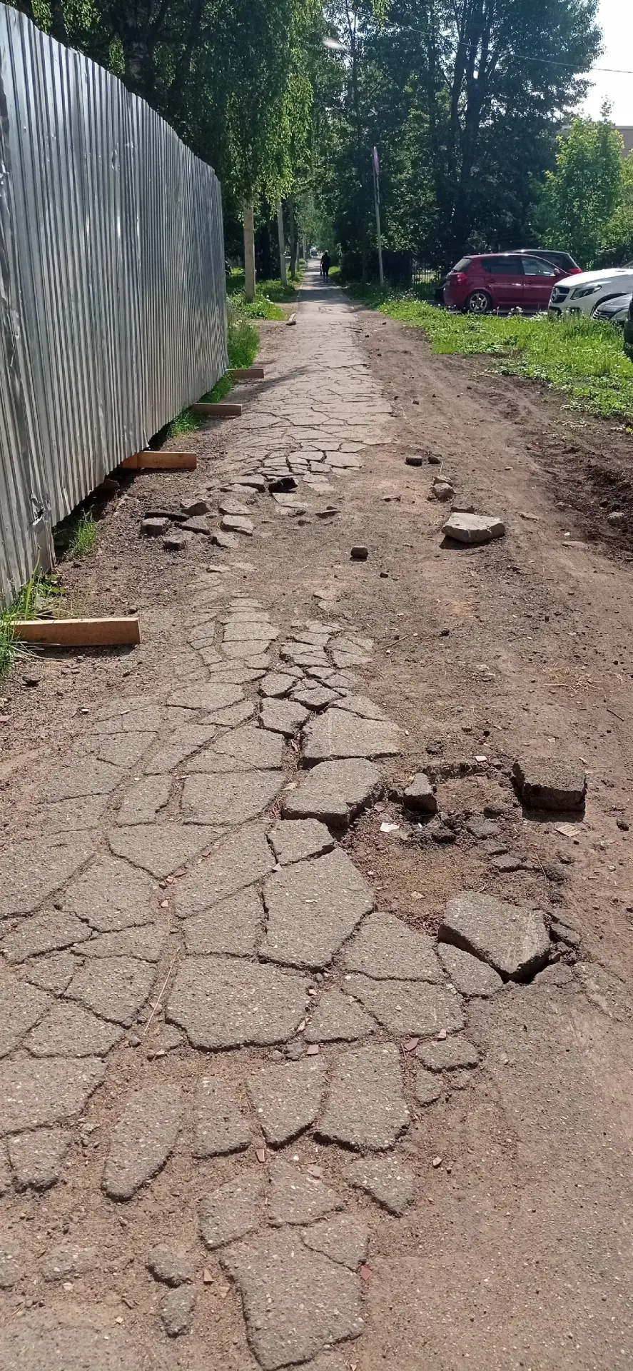 А Вот таким неприятным образом выглядит тротуарчик по ул. Портовой (между домами ул. По...