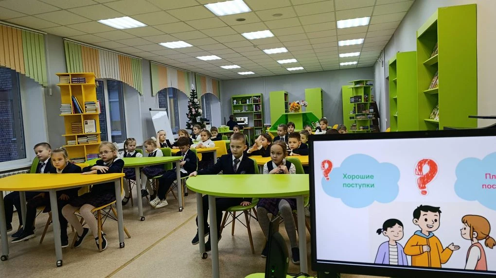 🇷🇺Заключительная учебная неделя второй четверти началась с подъема российского триколора и исполнени