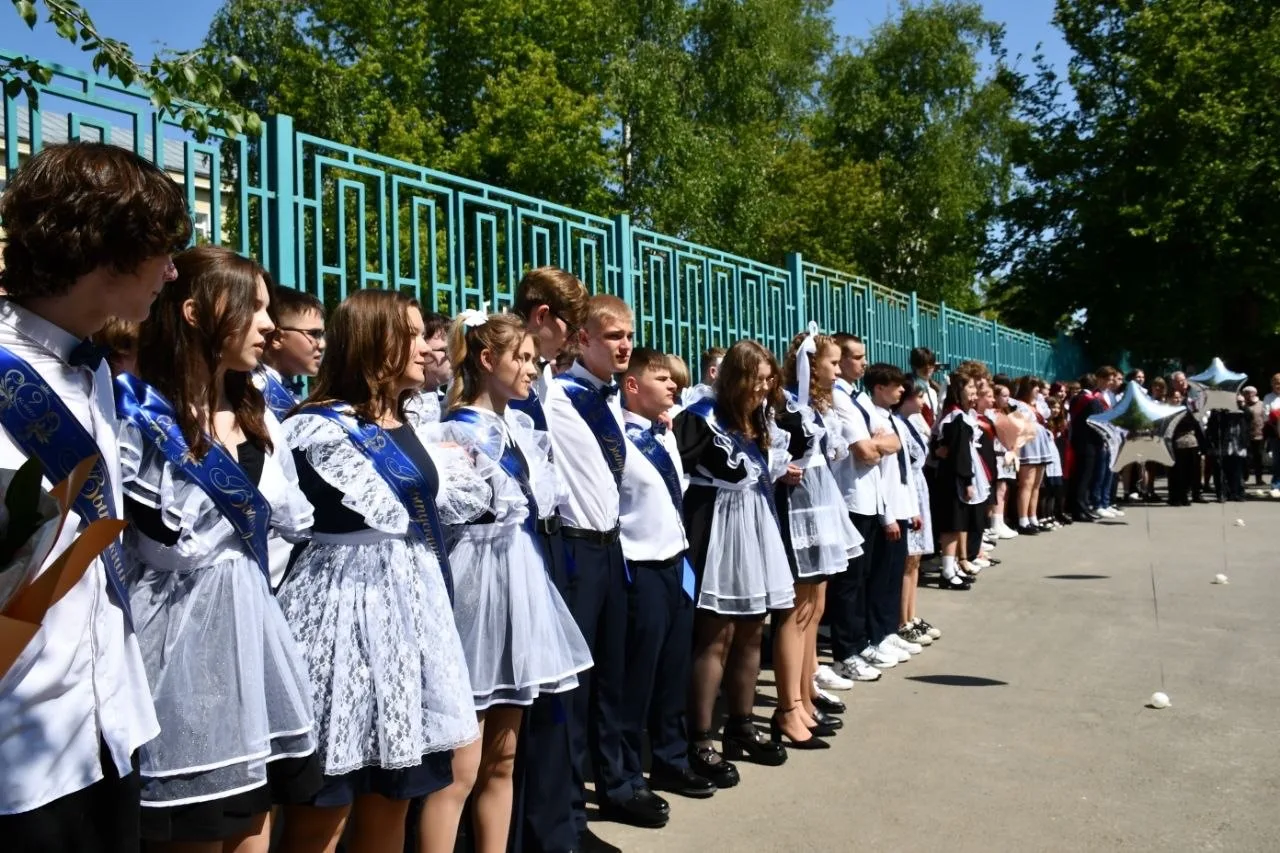 Сегодня для выпускников 9 и 11 классов нашего лицея прозвенел последний звонок! 🛎️   Этот значимый м