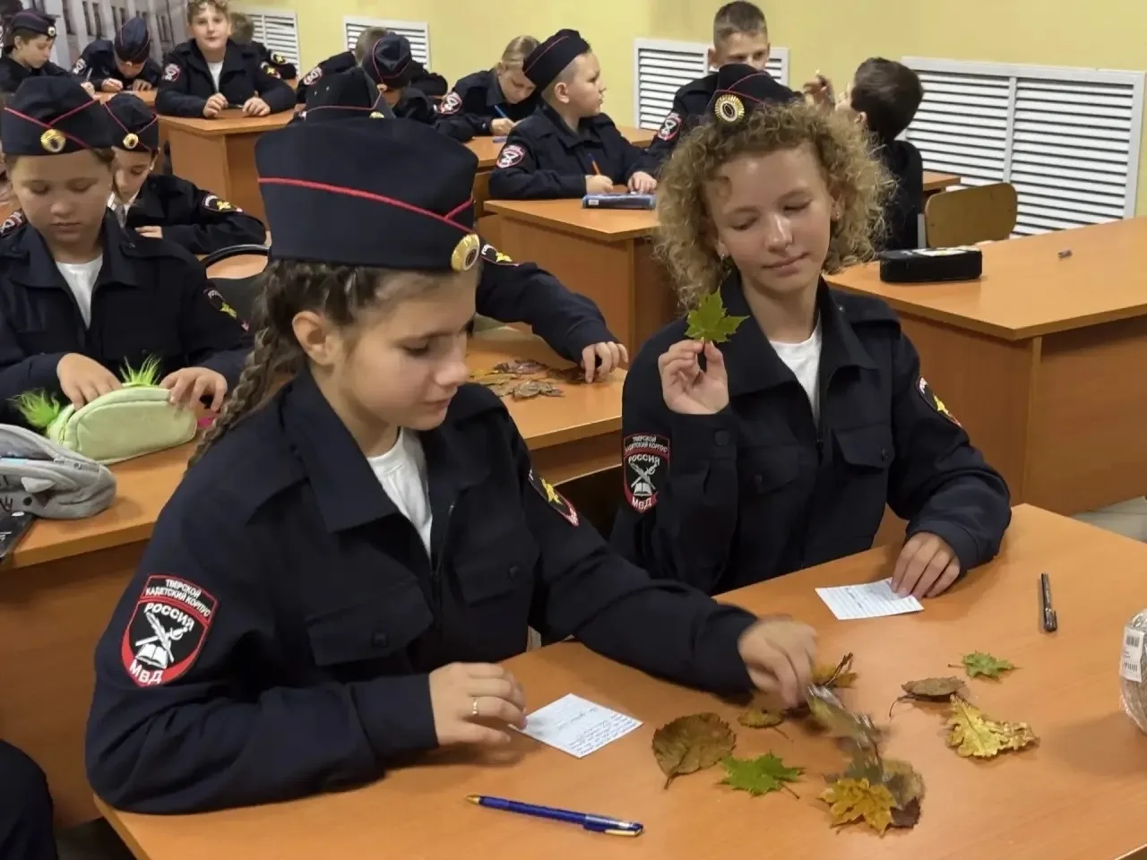 🗓️ В Твери полицейские вместе с учениками Тверского кадетского корпуса при средней шко...