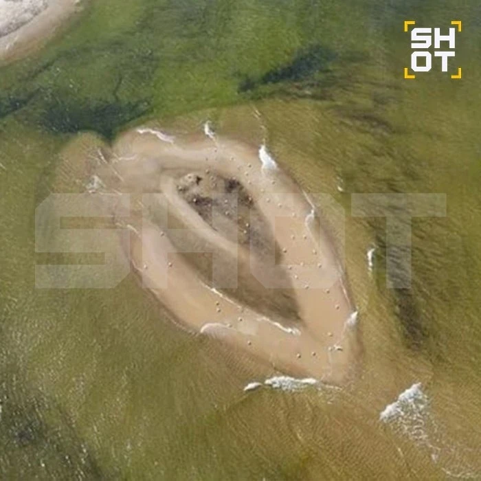 В 45 км от границы с Калининградской областью, у пляжа Микошево, прямо из моря поднялас...