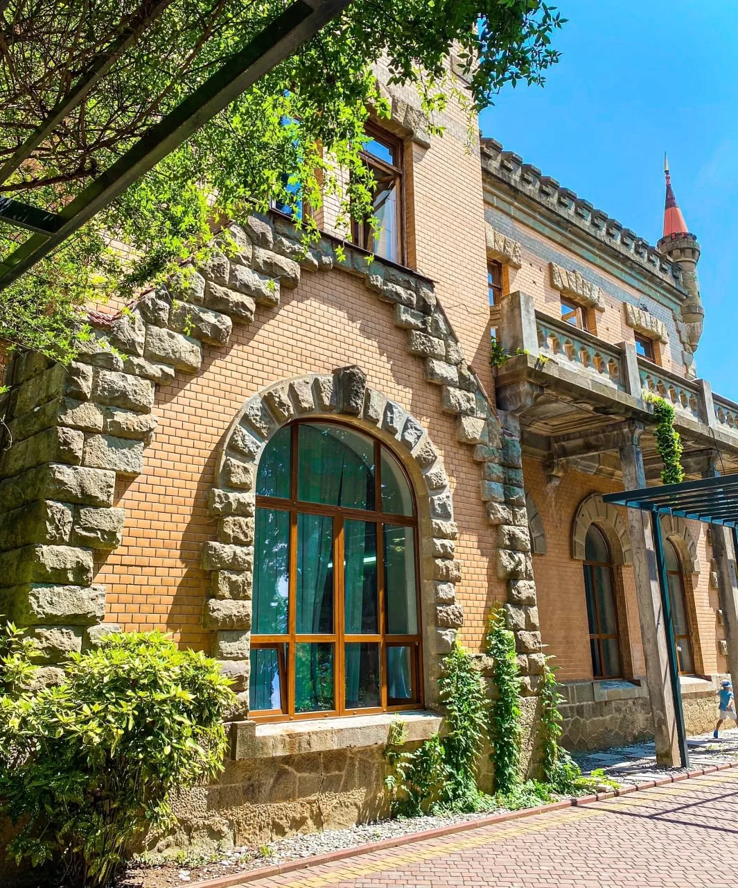 📍Дворец княгини Гагариной в Крыму

Этот дворец похож на средневековый замок с башенками, острыми шп