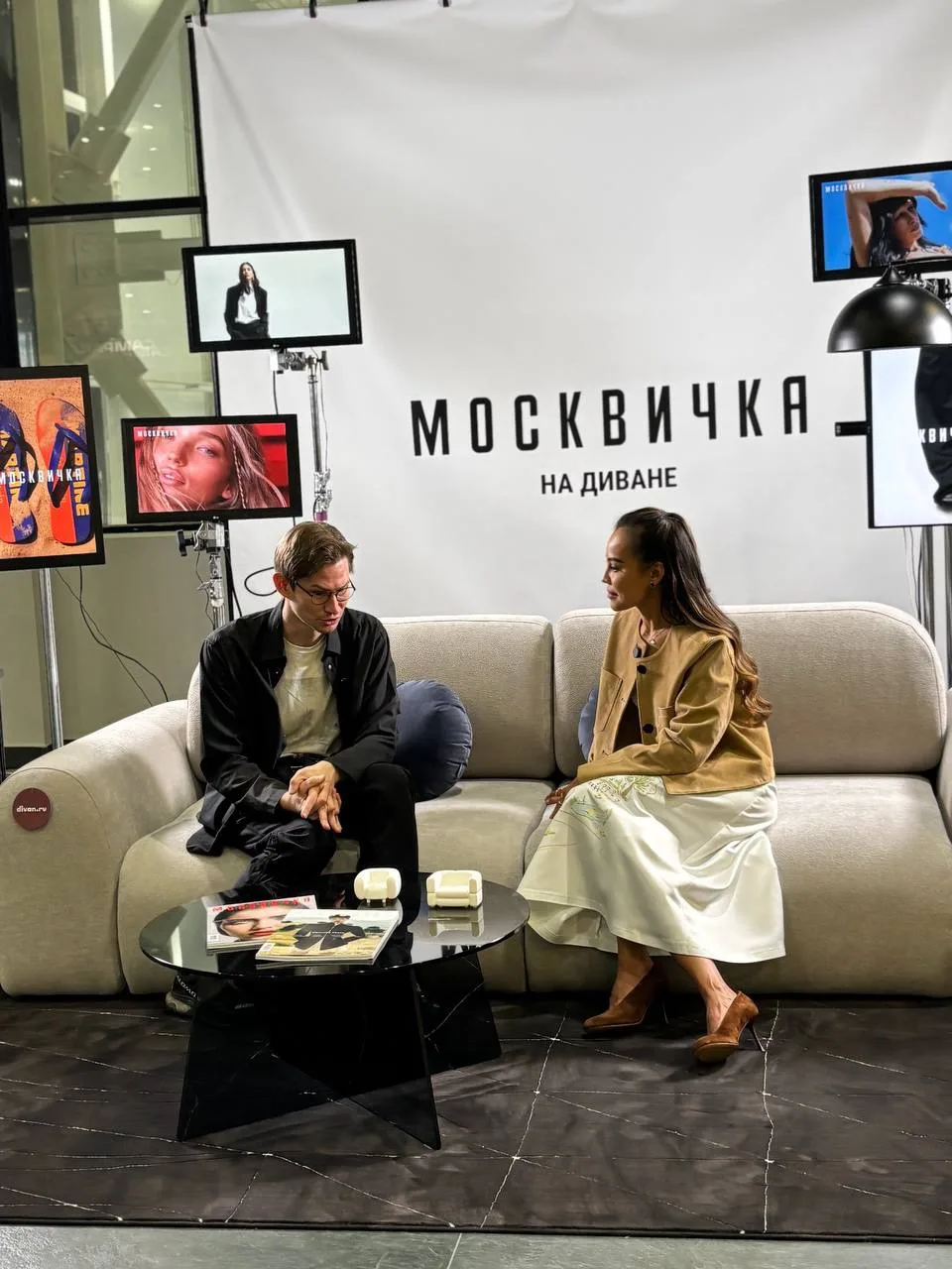 На Cosmoscow «Москвичка» вместе с divan.ru открыла свою студию. Сюда все дни ярмарки пр...