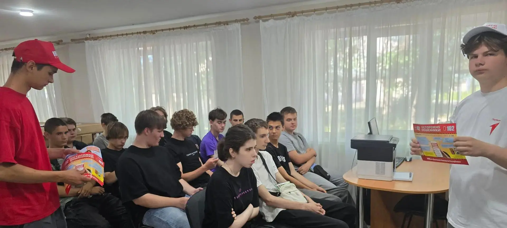 Студенты Мариупольского многопрофильного техникума и полиция объединились против мошенников! 🛡️
В т