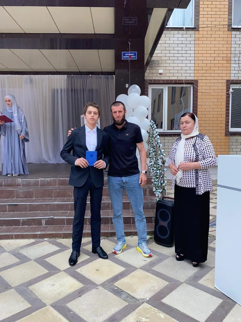 В этом году окончил Каратинскую гимназию Алидибиров Навурбег Загидович. 
Он получил серебряную медал
