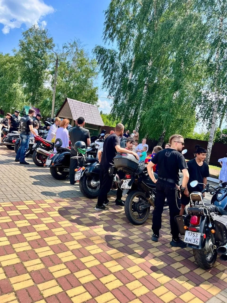 🏍 Байкеры устроили праздник для воспитанников интерната в Бутурлиновке. 

Выезд клуба в Бутурлиновс