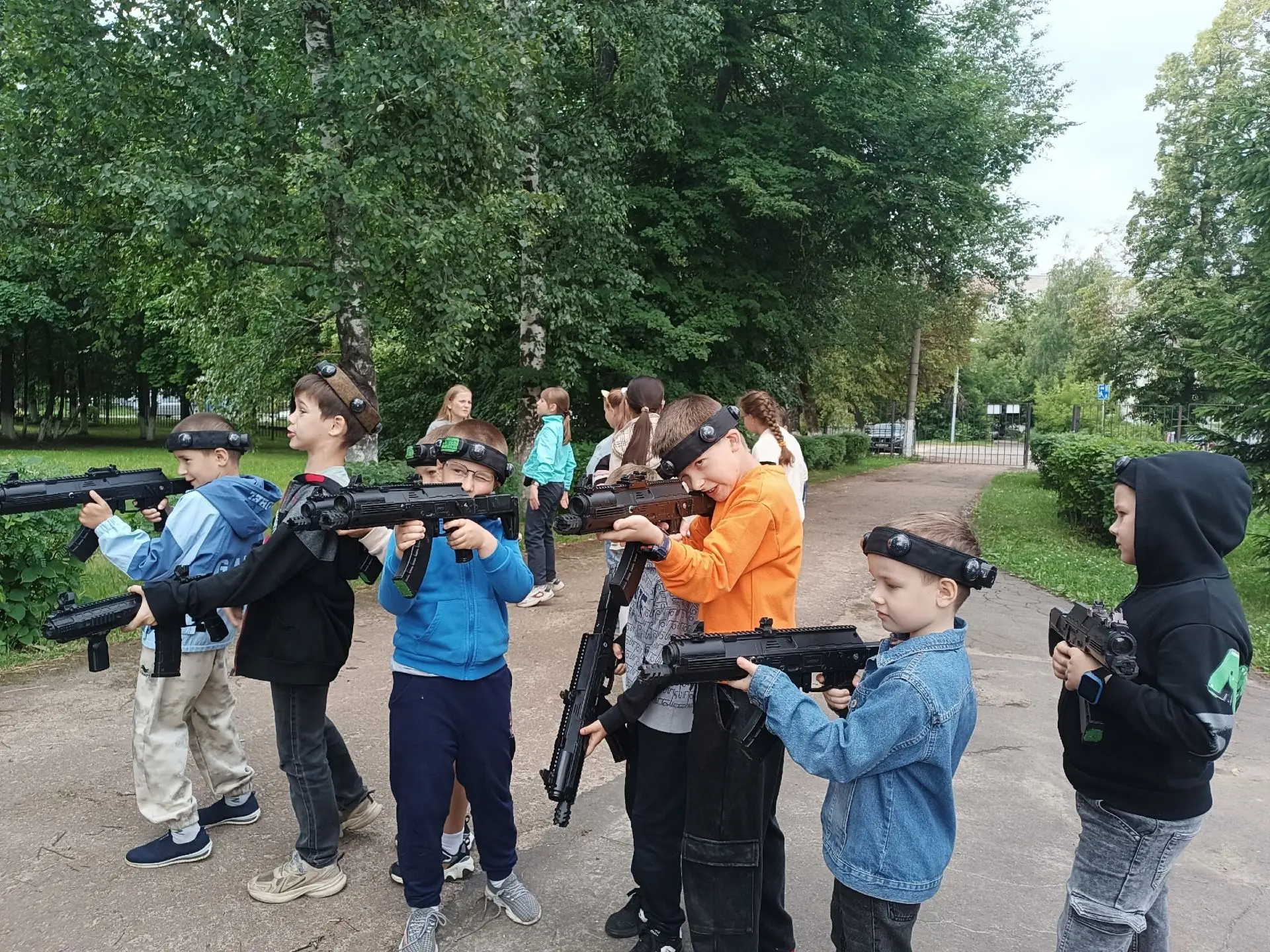 В нашем пришкольном лагере сегодня было жарко! 
️Ребята погрузились в мир тактических сражений на иг