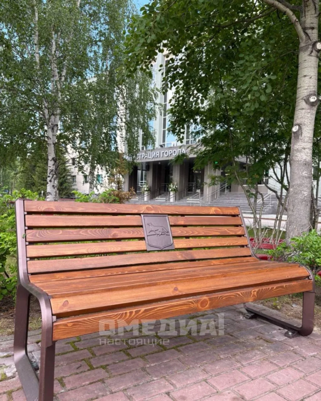 Новые лавочки и урны установили на площади Советов в Сургуте.

Скамейки украсили декоративным элемен