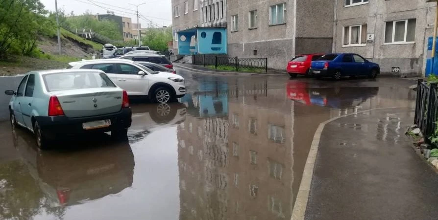 🌧 После каждого сильного дождя Мурманск всё больше напоминает город без ливневок

Тонут не только д