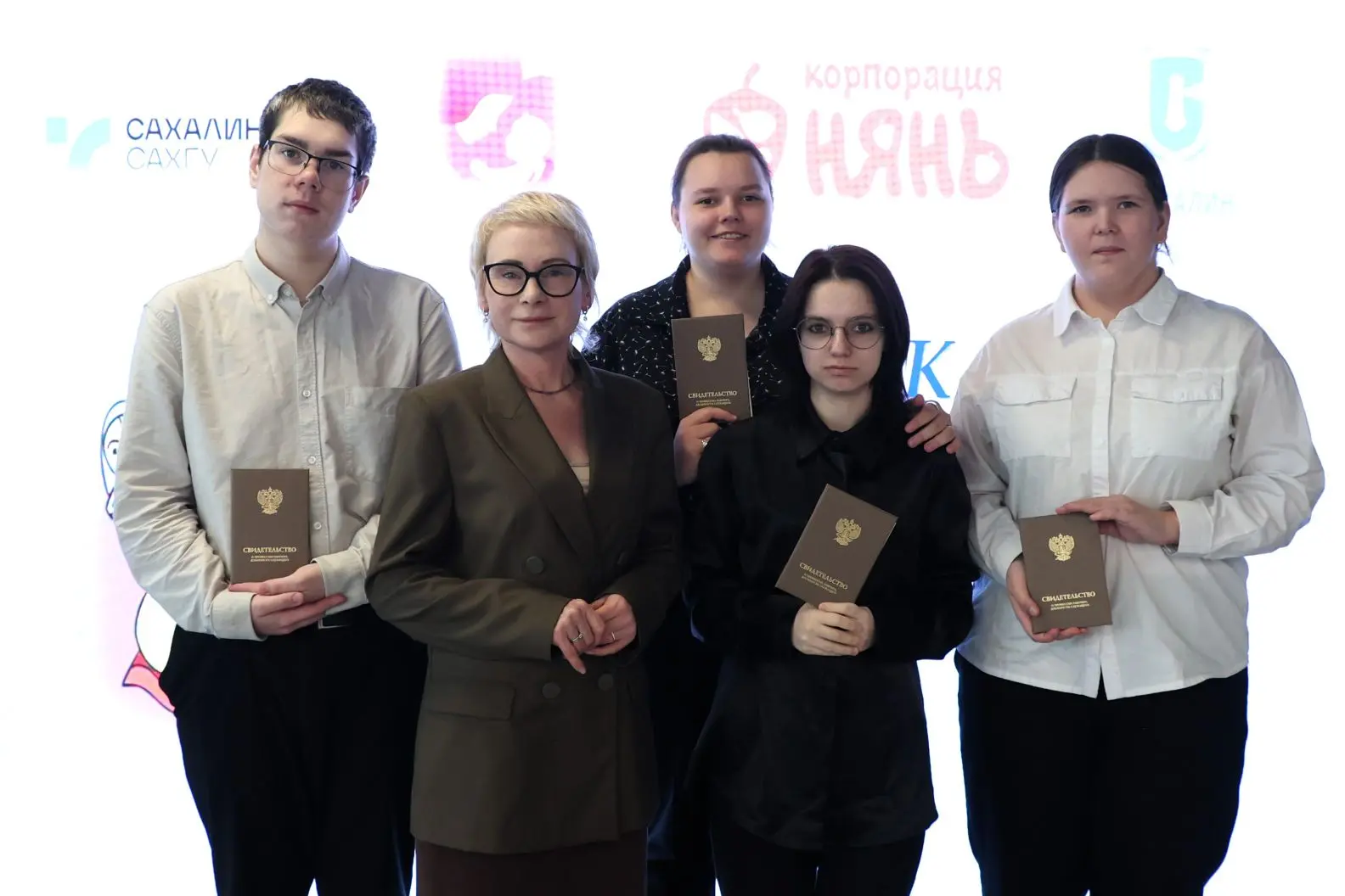 🎓 В СахГУ торжественно вручили дипломы выпускникам «Школы нянь»!  В уютном зале Приёмной комиссии ун