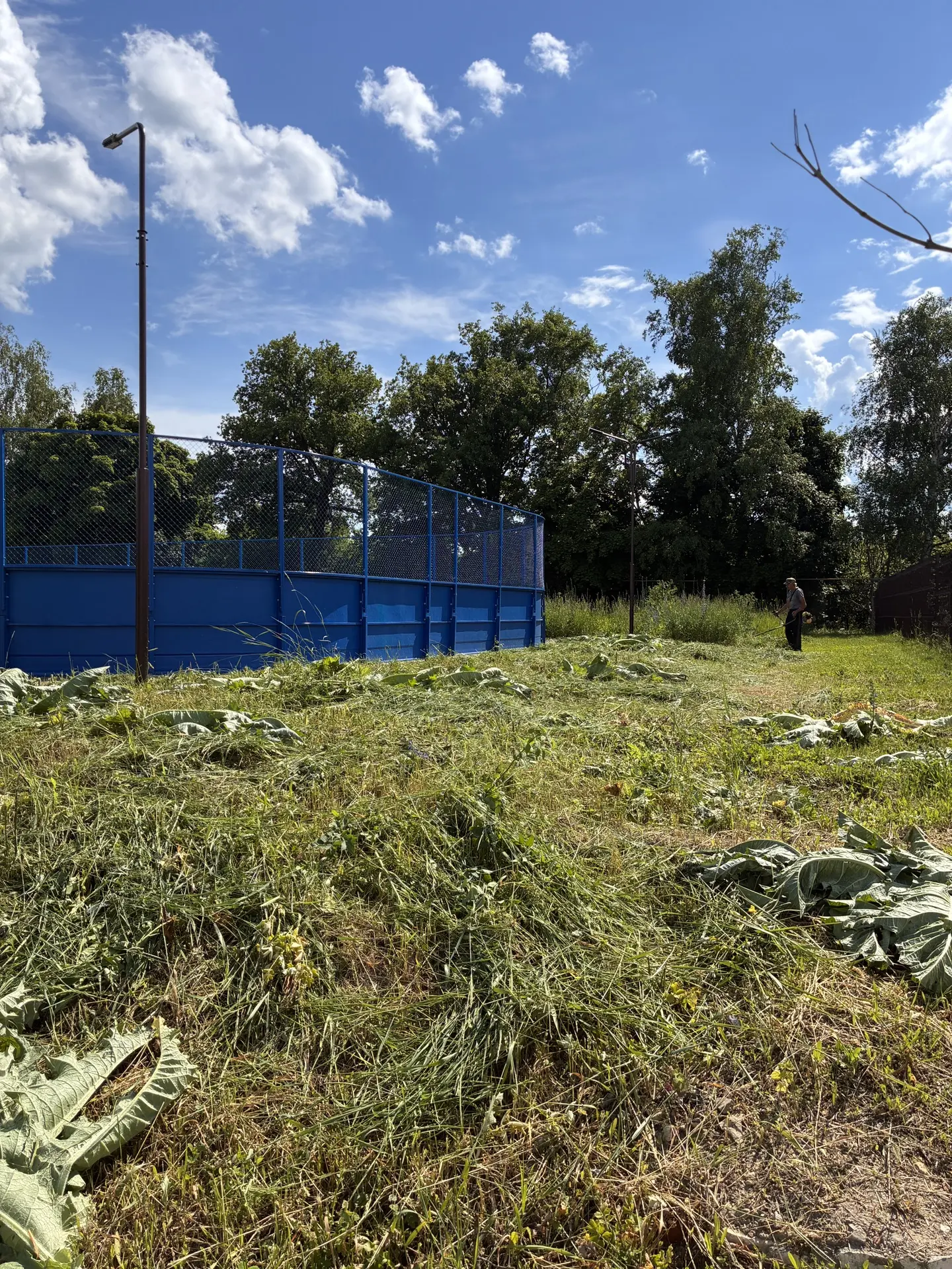 МАУ «Благоустройство» продолжает покос травы по ул. Школьная.