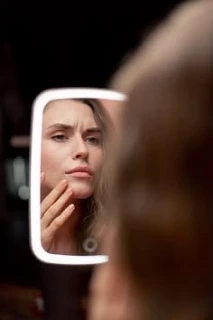 🧪 Экспертное мнение клиники: почему кремы бессильны против морщин

Без маркетинга: крем работает то