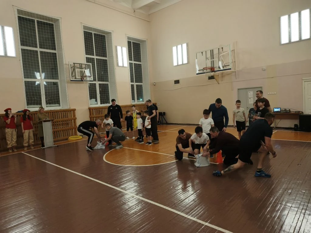 🔥 Вчера в нашей школе состоялись "Богатырские игры" 🏃‍♂️👦🏻✨  Ребята и их папы  показали настоящие бо