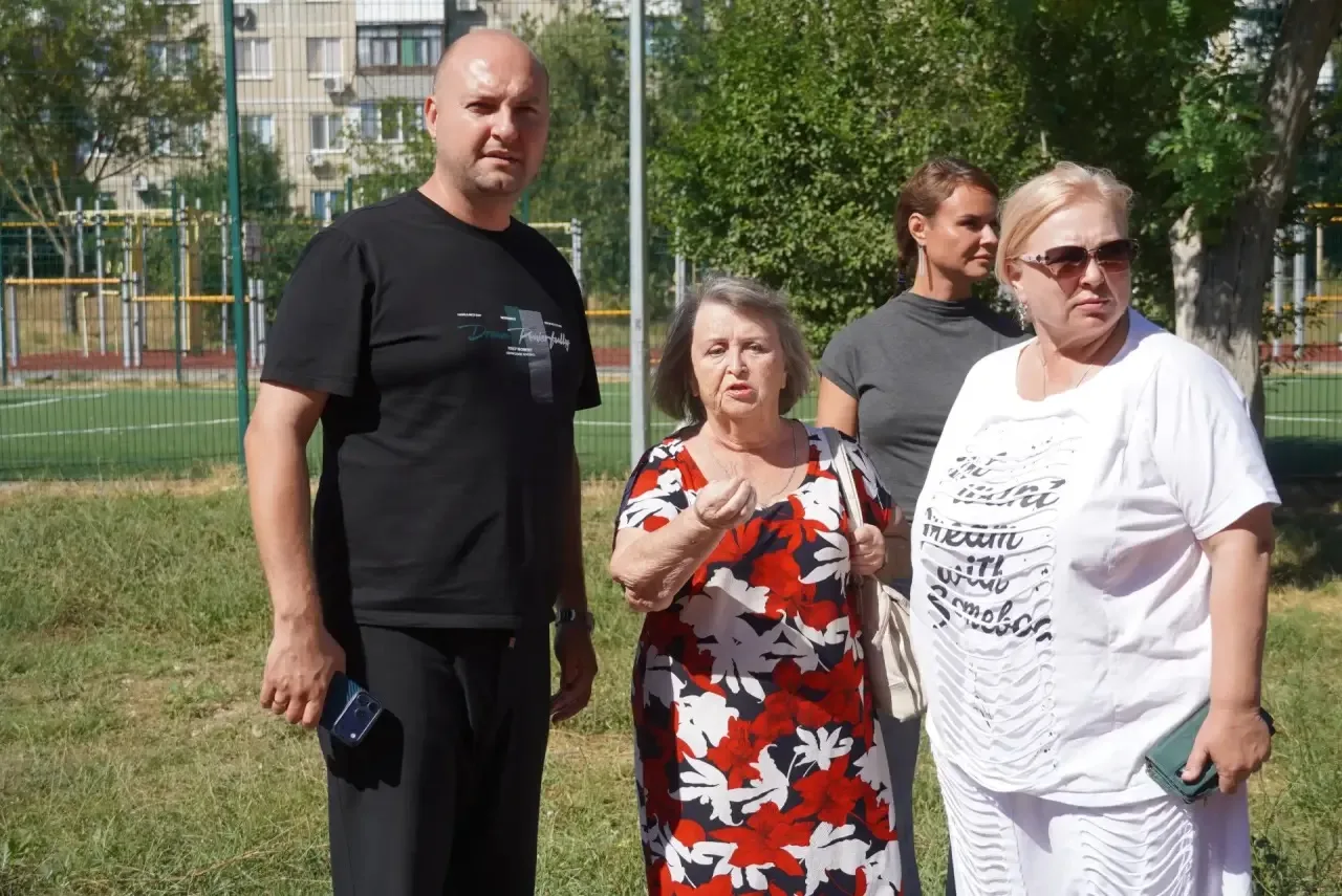 Встретился с жителями двора по ул. Буденного, 15, Блюхера, 4, где недавно завершилось благоустройств
