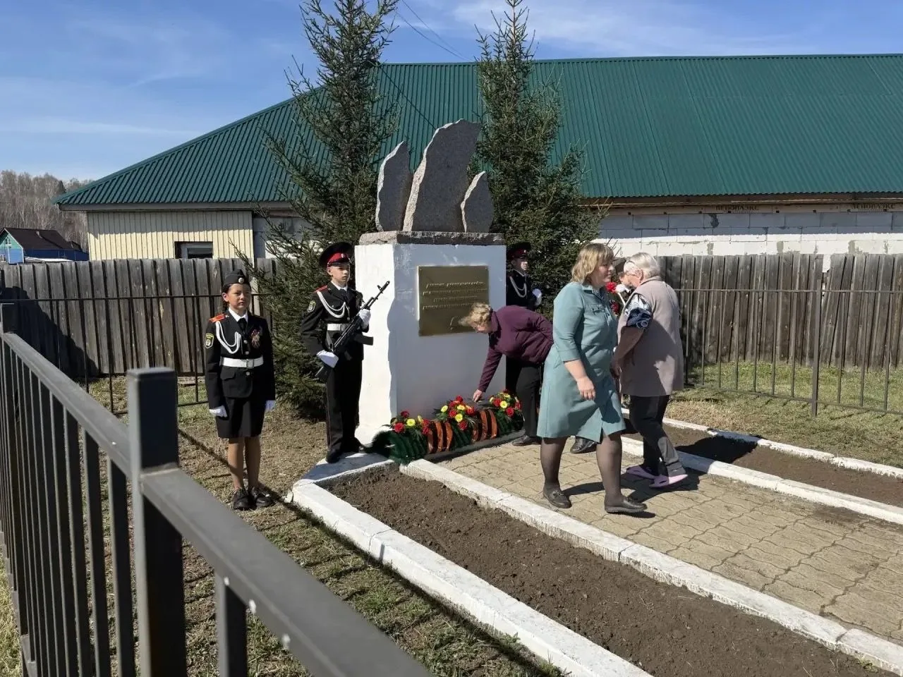 Сегодня, в День Великой Победы, наши обучающиеся приняли участие в торжественном митинге в д. Столбо