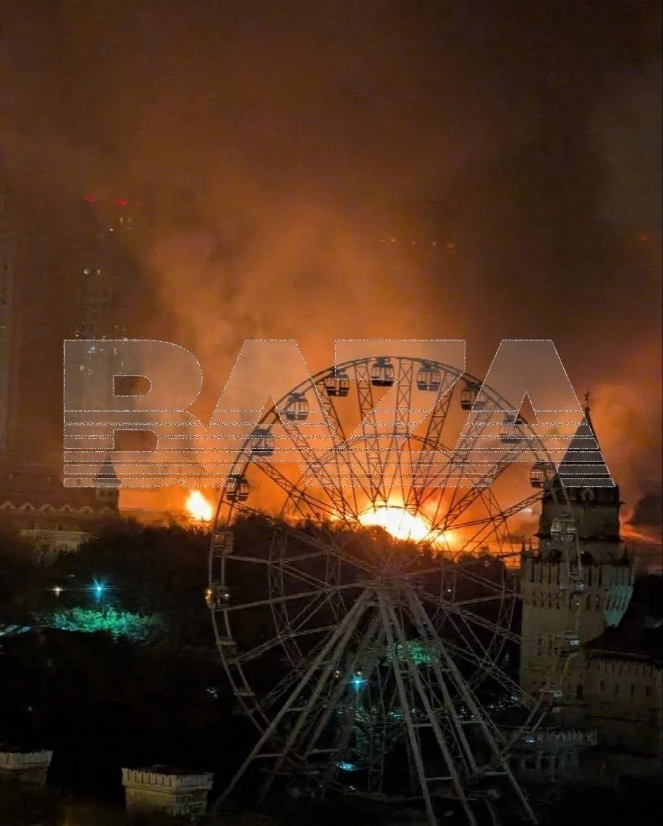 ⚡️ Более 20 квестов сгорело в результате пожара в ангаре рядом с Измайловским Кремлем, рассказал «Ба