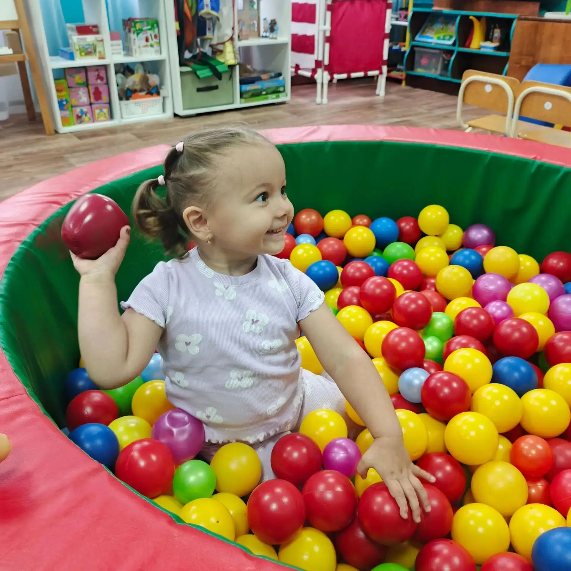 Игры в сухом бассейне — это не только весело, но и полезно!🤗