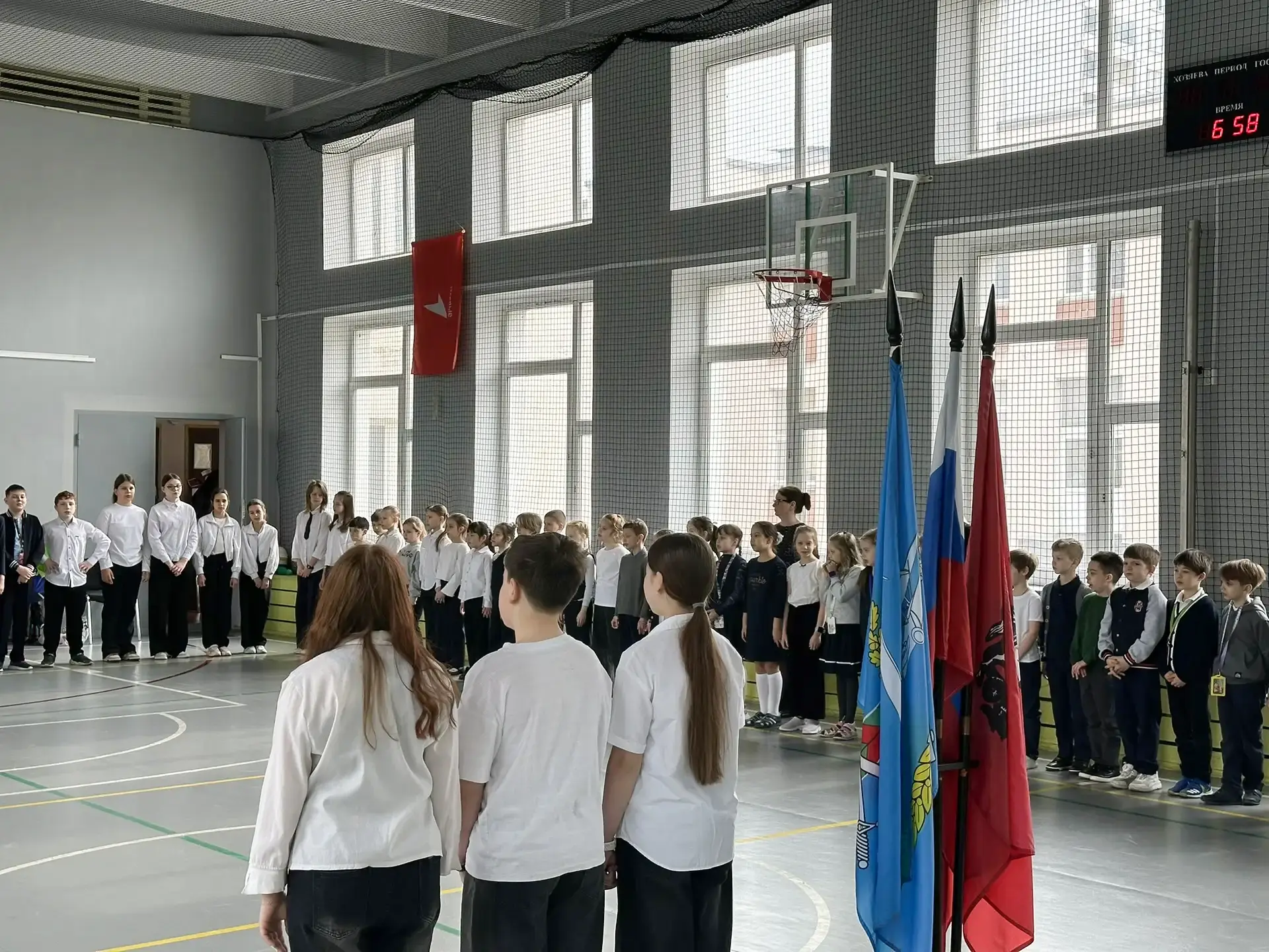 РАЗГОВОРЫ О ВАЖНОМ 🇷🇺  Новая учебная неделя началась с торжественной церемонии поднятия флага Россий