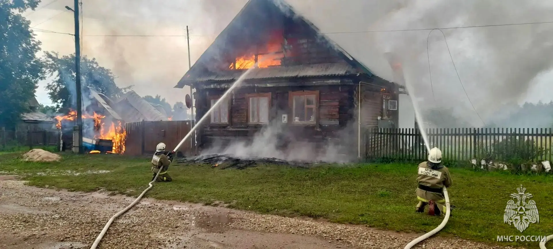 🔥В Куженерском районе ночью произошёл серьёзный пожар. Огонь едва не лишил семью дома.