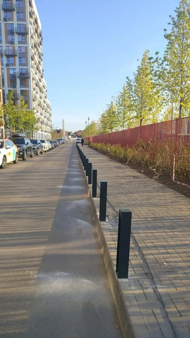 Антипарковочные столбики установили вдоль тротуара, который ведёт к школе в Первом квар...