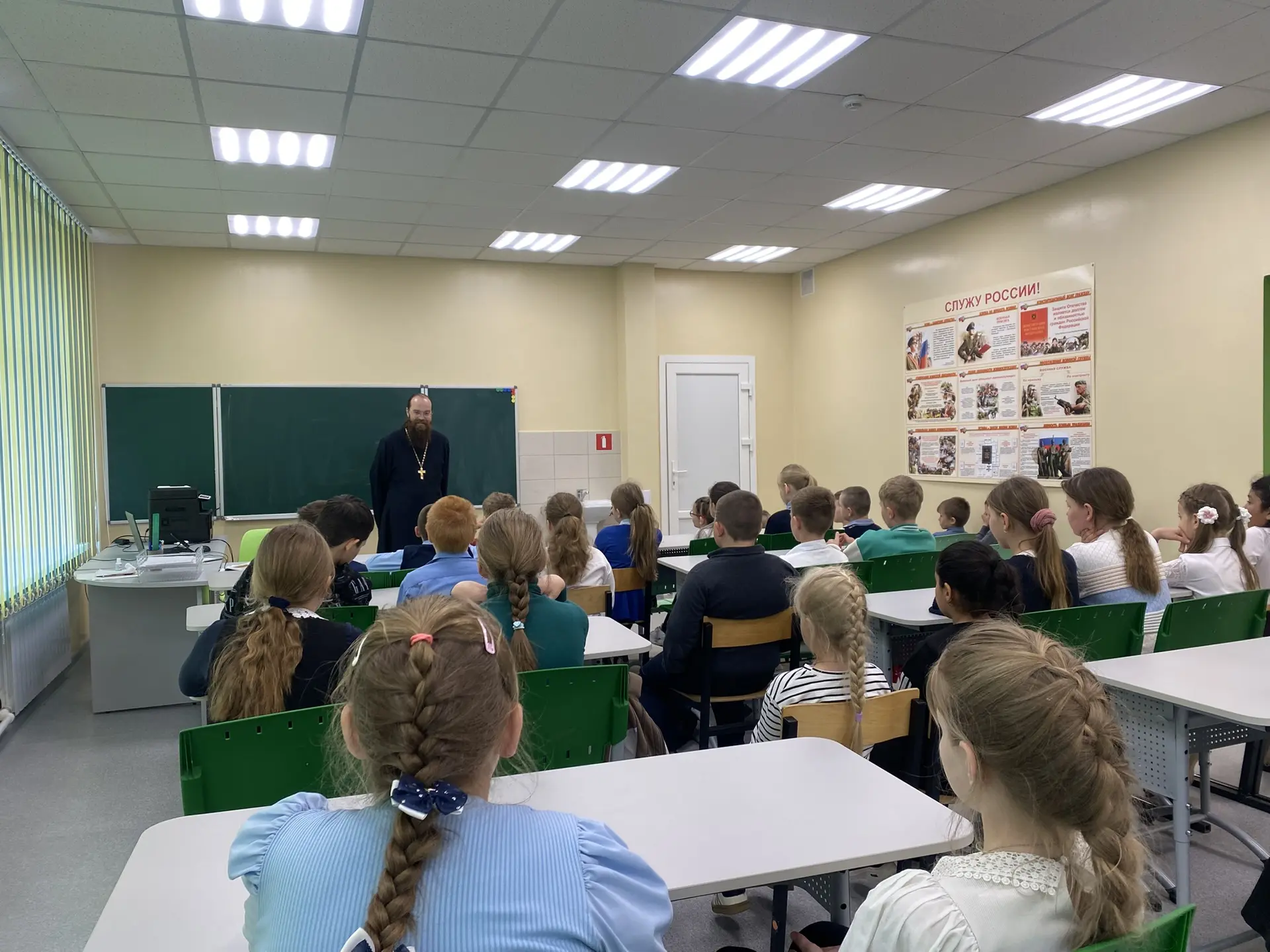 На этой неделе нашу школу посетил дорогой гость — отец Тихон, настоятель храма Преображения Господня