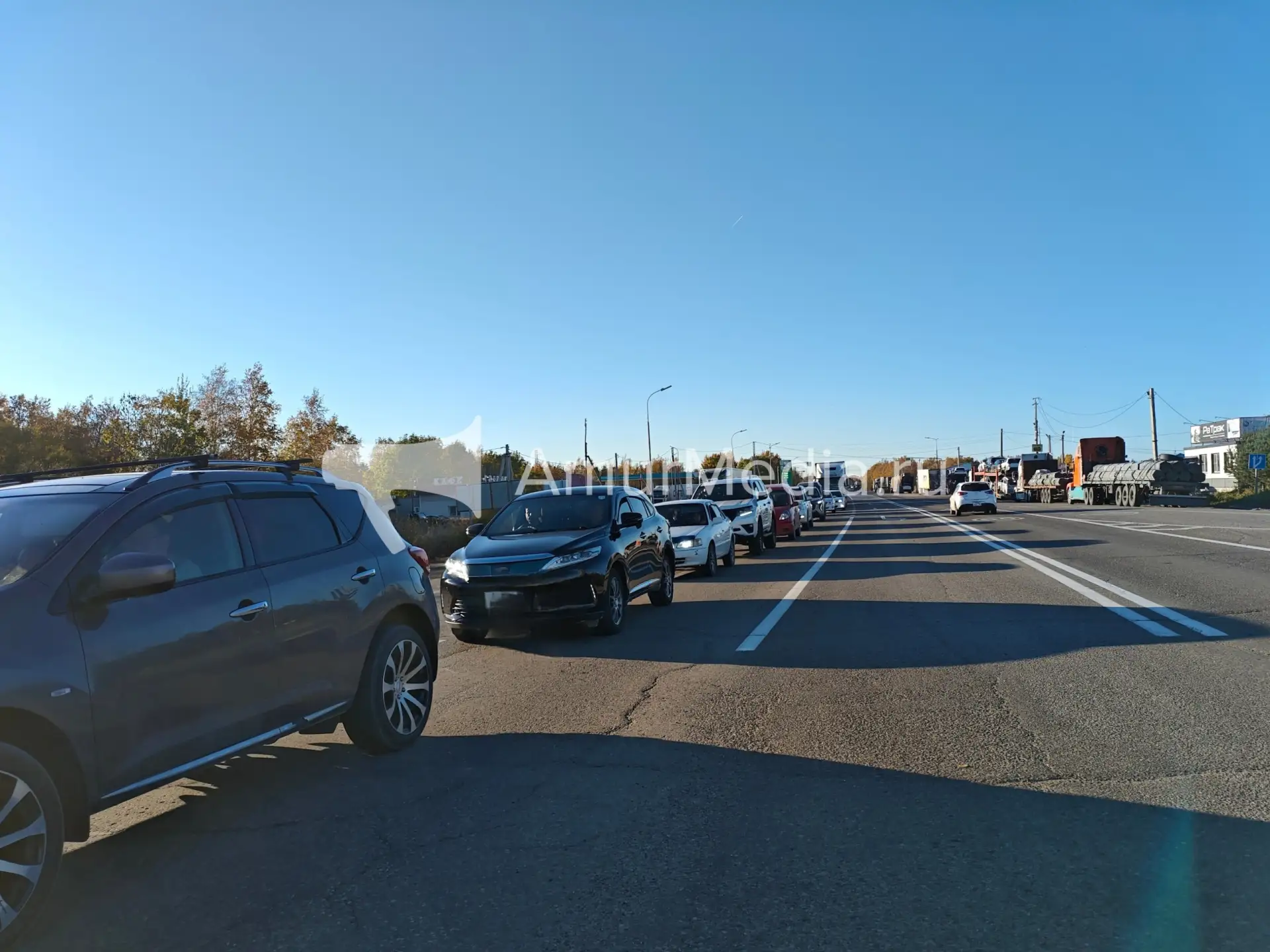 Пробка к мосту собралась от поселка Приамурский