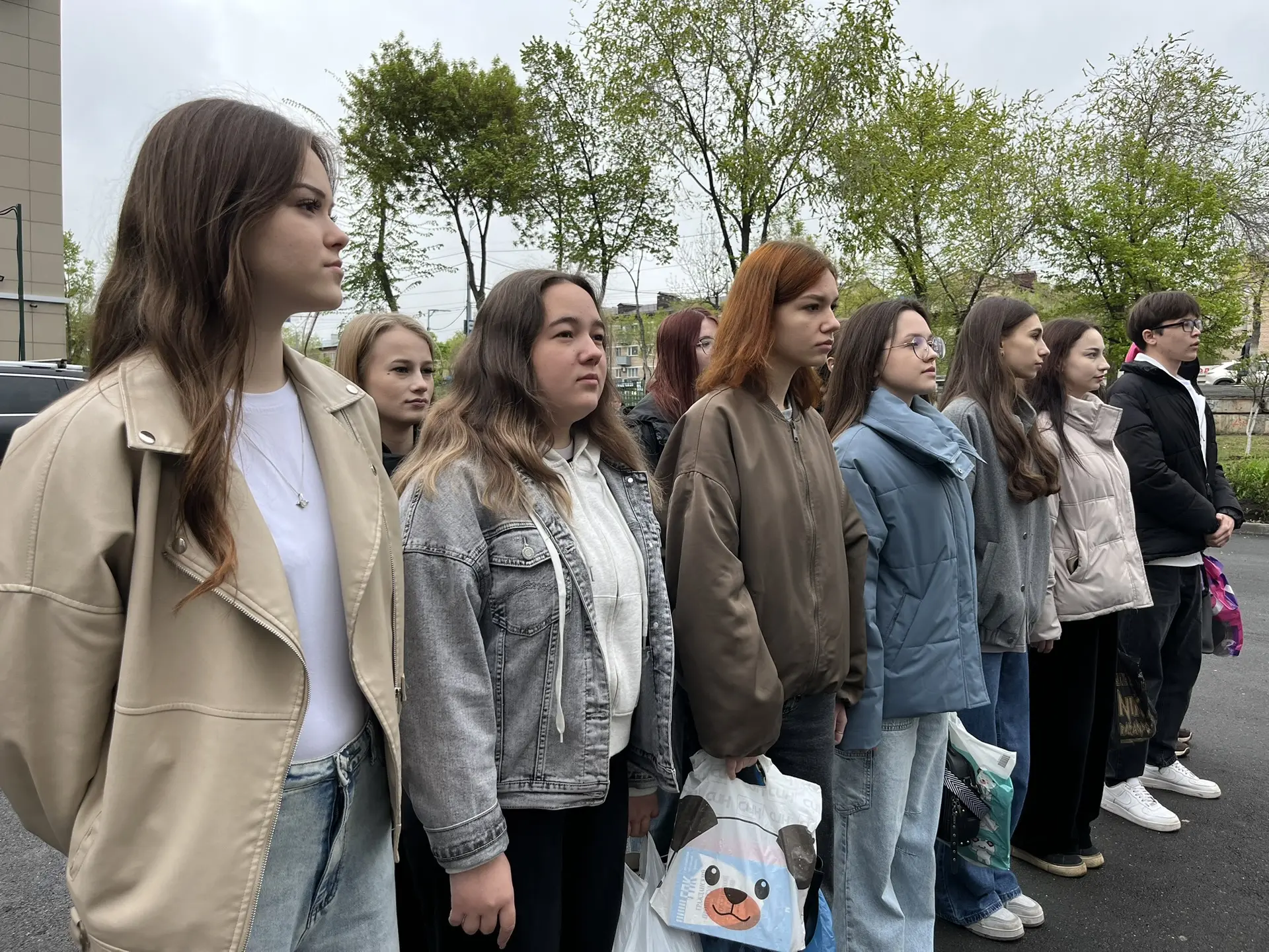 🇷🇺 Новую учебную неделю ОУФТ традиционно начинает с торжественной церемонии выноса флага и исполнени