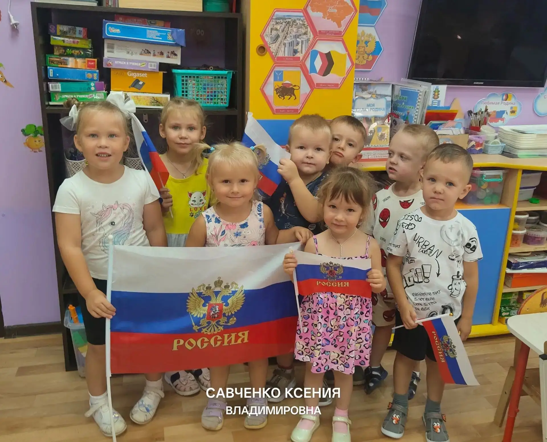 🎉 День Государственного флага РФ: беседа о флаге в младшей группе 🎉