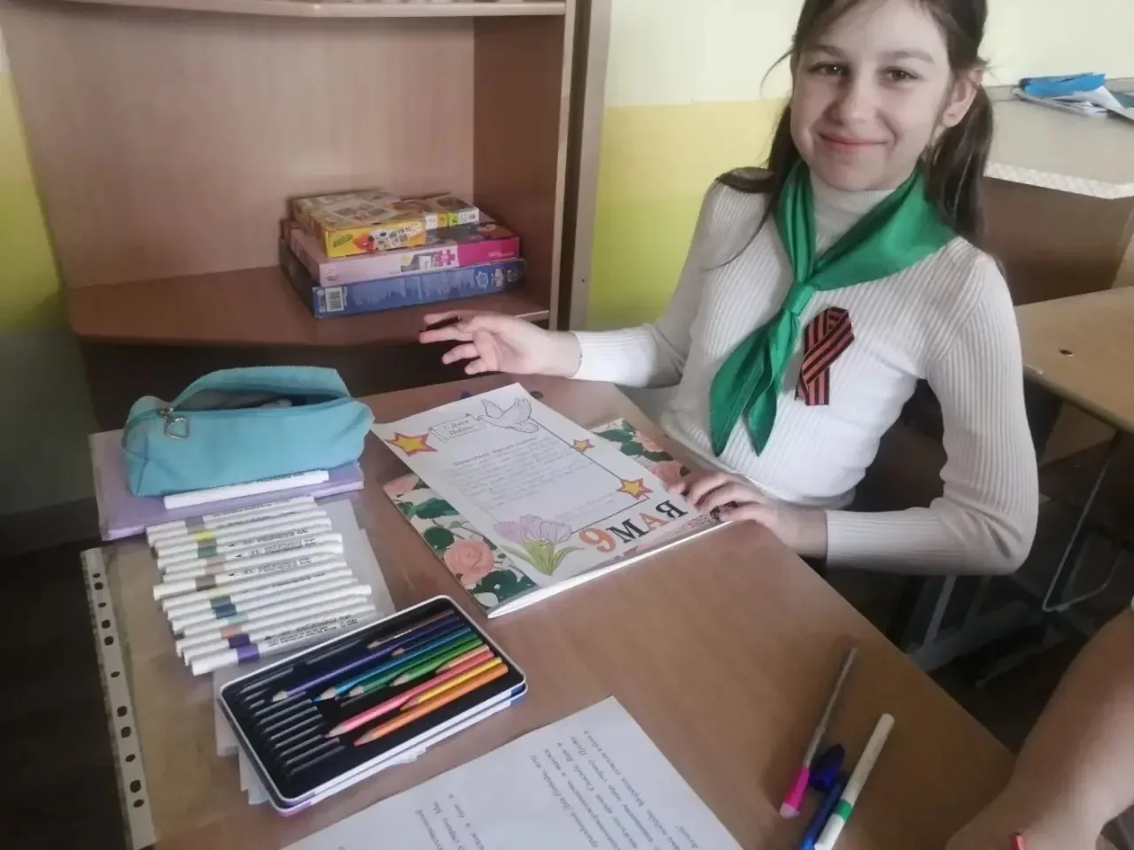 🗓️Ученики  4Б класса пишут письма солдатам, поздравляя их с 9 Мая.   💫Дети вкладывают в свои строки 